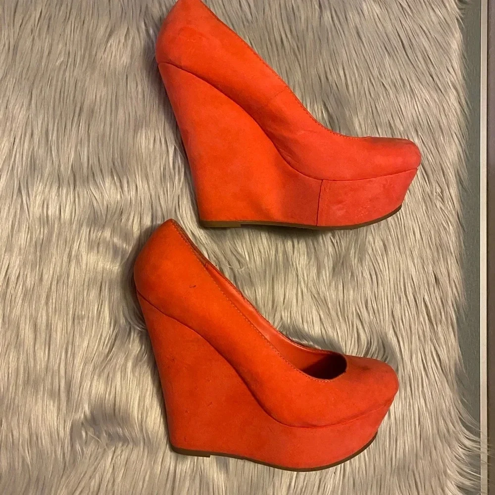 Breckelle’s Coral Wedge Heel
